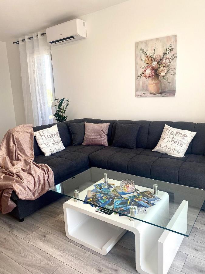 Ema Apartment Pula Exteriör bild